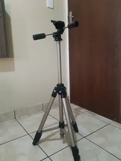 PROMASTER  SHD TRIPOD.