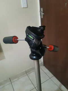 PROMASTER  SHD TRIPOD.