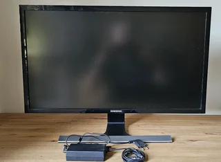 28" E590 4K LED UHD Monitor with High Glossy Black Finish