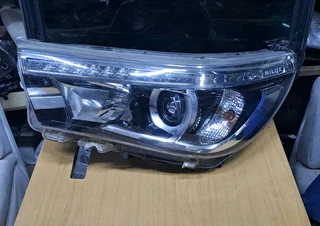 Toyota hilux legend 50 left front headlamp