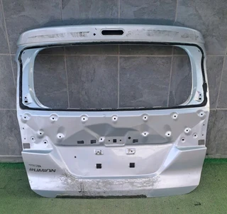 Toyota rumion taillgate