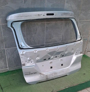 Toyota rumion taillgate