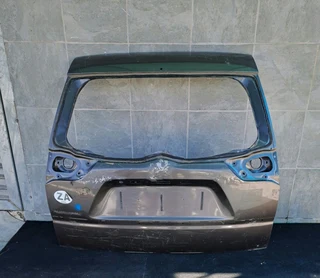 Mitsubishi pajero tailgate