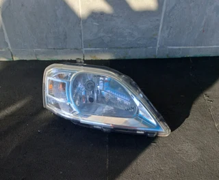 Nissan np200 right front headlamp