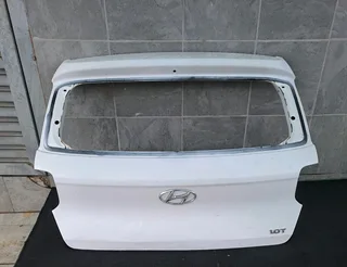 Hyundai venue tailgate