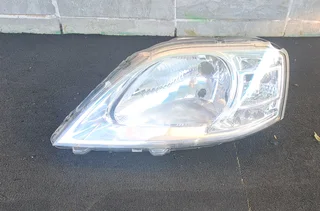 Nissan np200 left front headlamp