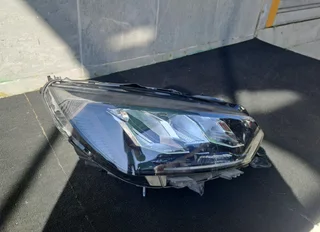 Peugeot 208 right headlamp