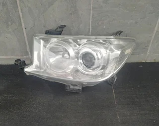 Toyota fortuner left headlamp