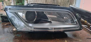 Audi q5 right headlamp