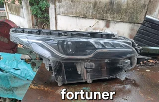 Toyota fortuner right headlamp