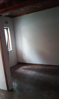 MAIN BUILDING TO LET IN SILVERGLEN