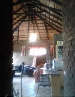 Modern Spacious 2 bedrooms &amp; 1.5 bathroom open plan thatch house Fully Tiled to Rent