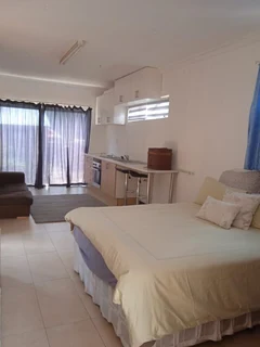 Room xtralarge shared House. magaliessig, Fourways, Near Design Quarter, Toyota, Monte. Females Only