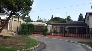 Studio Cottage 60m2, Sandown, Sandton CBD, Near Mandela Square. Females Only.  Secure Quiet, Parking