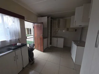 3 bedroom standalone house for rent in Amalinda