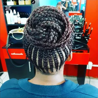 PROFESSIONAL STYLIST  WANTED URGjENTLY