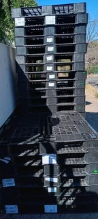 1x1m plastic pallets for sale still in good condition