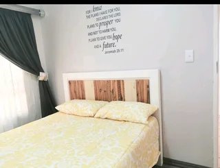 One bedroom available for rent in Honeydew Manor Penchartz road. There is parking, Fibre and Netflix