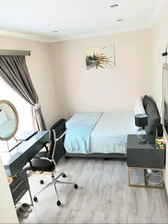 Honeydew Manor one bedroom available to rent, there&#39;s parking,Fibre and Netflix