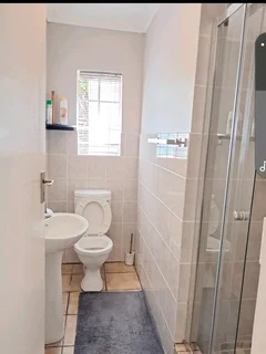 Honeydew Manor one bedroom available to rent, there&#39;s parking,Fibre and Netflix