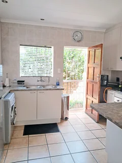 Honeydew Manor one bedroom available to rent, there is parking and Netflix