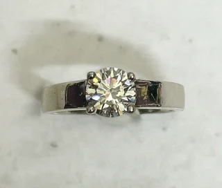 Gorgeous 18ct White Gold Solitaire Design Diamond Ring