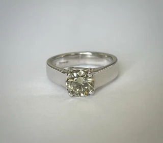 Stunning 18ct White Gold Diamond Solitaire Ring