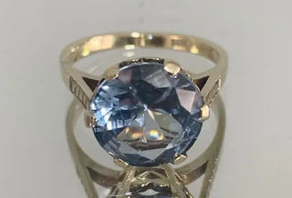 Beautiful 9ct Yellow Gold and Blue Synthetic Stone Ring