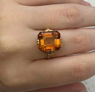 Gorgeous 9ct Yellow Gold and Amber Coloured Stone Vintage Style Ring
