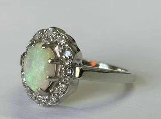 Gorgeous 14ct White Gold and Opal Ring