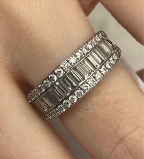 Stunning 18ct White Gold and Diamond Ring