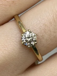 Stunning 18ct Yellow Gold and Diamond Engagement Ring
