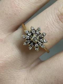 Gorgeous 18ct Yellow Gold and Diamond Ring