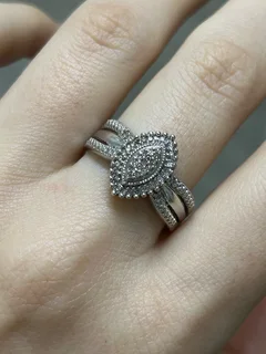 Stunning 9ct White Gold and Diamond Marquise Shaped Ring