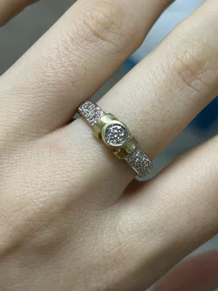 Beautiful 9ct Yellow Gold and Diamond Pavé Setting Ring