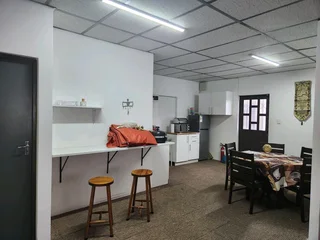 Neat 1 bedroom apartment in Sherwood near al kadi hospital at R5800