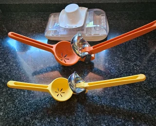 Kitchen utensils, tupperware etc