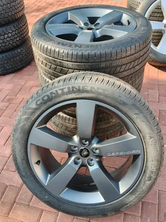 4x Land Rover Defender 22&#39; Wheels with tyres 275/45/20