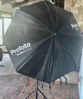 1 bowens kit with 2 x 500 esprit flashes , 2 bowls ,2 stands and 2 profoto