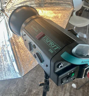 1 bowens kit with 2 x 500 esprit flashes , 2 bowls ,2 stands and 2 profoto