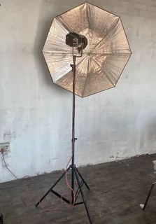 1 bowens kit with 2 x 500 esprit flashes , 2 bowls ,2 stands and 2 profoto