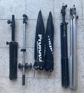 1 bowens kit with 2 x 500 esprit flashes , 2 bowls ,2 stands and 2 profoto