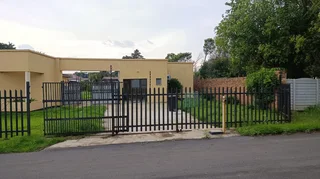 Neat batchelor flat available for hire