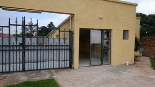 Neat batchelor flat available for hire