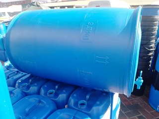 Flow bins.1000lt.water tanks. ibc. grade a. water/food