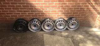 Nissan Navara Standard wheels with spare