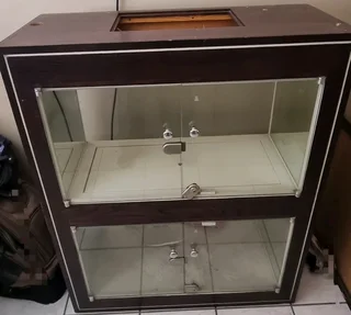 Display/storage cabinet with top-light