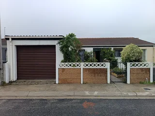 Stunning 3-Bedroom Home in a Peaceful Cul-de-Sac for sale in RocklandsR849 999