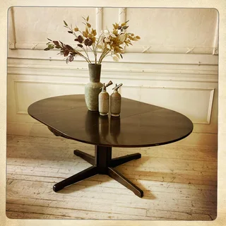 Round extendable dining table (heavy!) - R6800