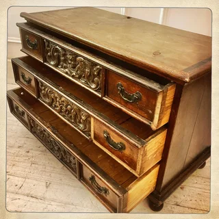 Chest of drawers - R8600W 1.08m x D 49cm x H 71cmTo be restored